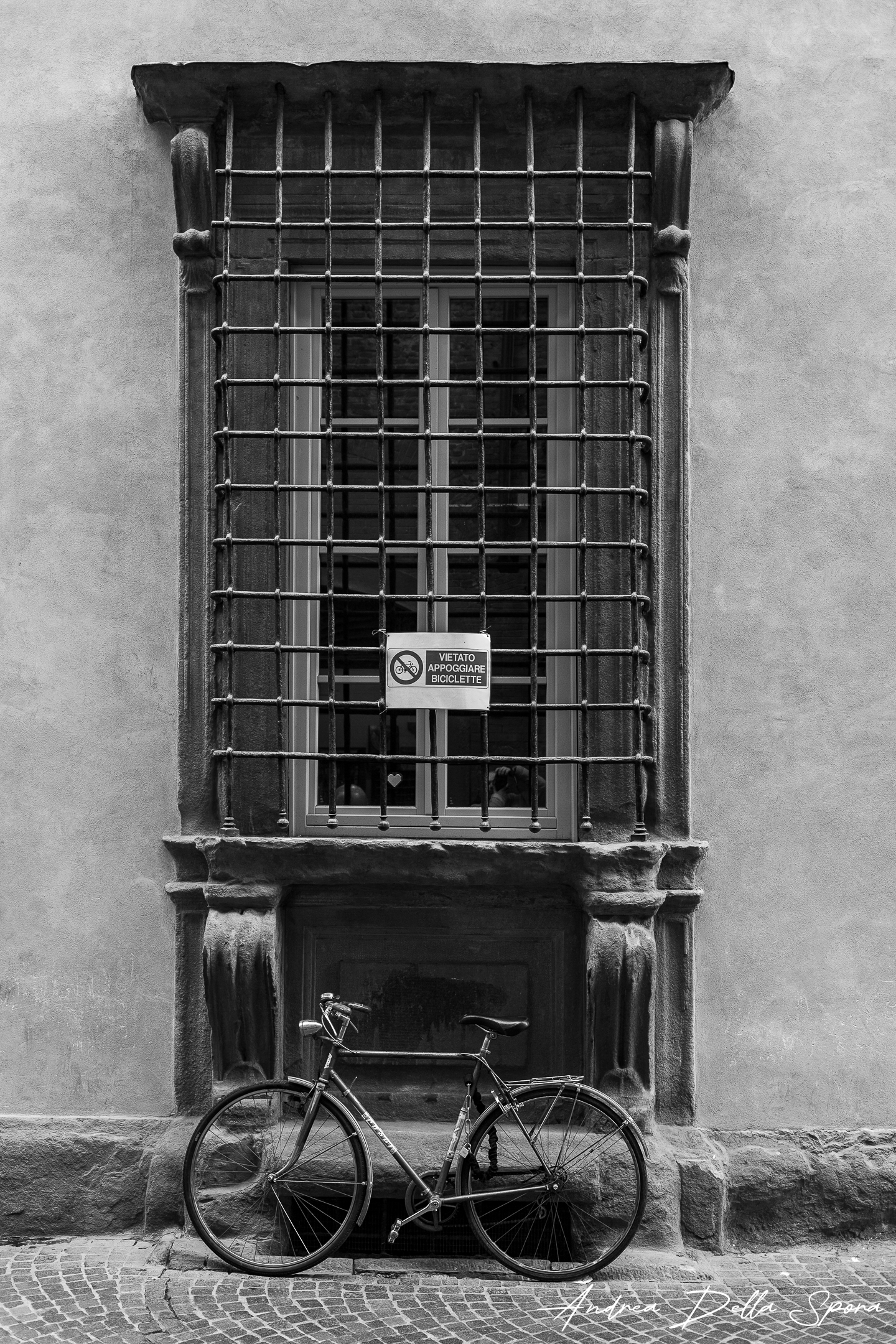 vietato appoggiare biciclette